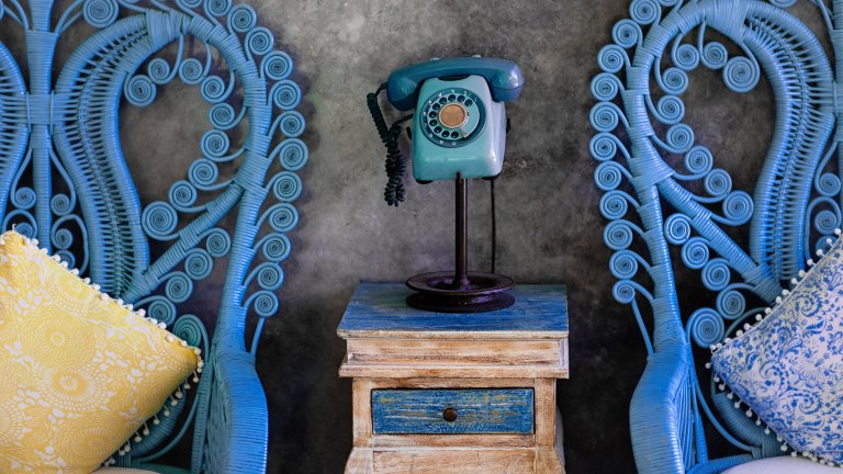 Старите мебели в ново амплоаОстанал ви е малко латекс от предишния ремонт? Преди да се отправи към кофата за боклук, помислете дали не ви се експериментира в някоя мебел - имате старо дървено шкафче, което леко се е олющило? Помислете дали не е супер кандидат за малко цвят върху себе си. Същото важи и за столовете или за някоя масичка, която иначе не присъства ярко в стаята.