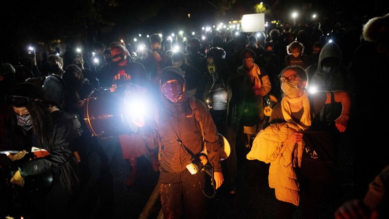 След объркващата изборна нощ демонстрантите са разделени на две групи