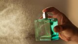 Не е невъзможно да се ориентираме между стотицата шишенца с парфюми по рафтовете
