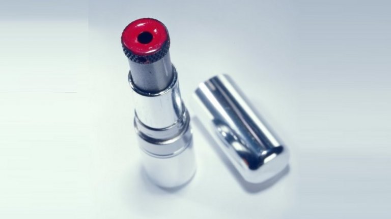 "Само да си сложа малко червило" - ако някой чуе тази реплика от жена-агент на КГБ, вероятно това са последните секунди от живота му. Цилиндърът с форма на червило всъщност е предназначен за изстрелване на сачма с диаметър 4,5 милиметра от върха.