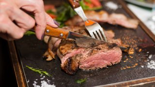 Въглероден данък върху месото: Новата идея, която трябва да спаси климата