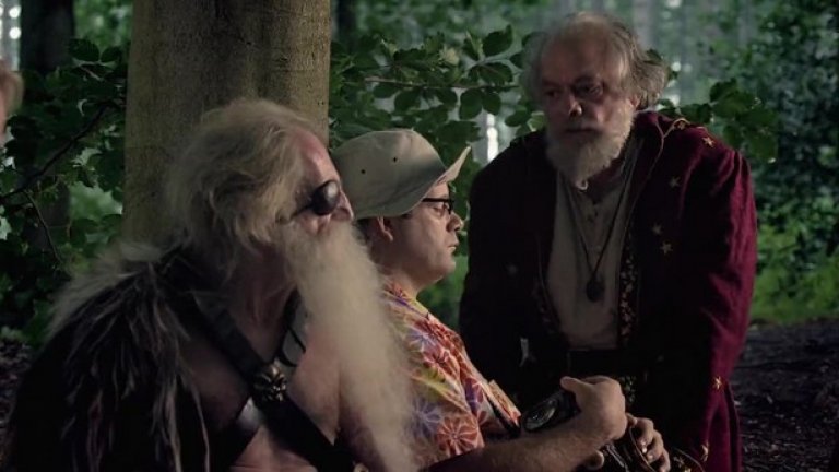 „Данъците са просто усложнен начин да се изискват пари чрез заплахи”
На снимката: Телевизионната адаптация по „Цветът на магията”, 2008 г.