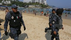 От десетилетия Мексико живее между туристите, наркотиците, гангстерските войни и усилията на политиците да наложат правосъдие и ред