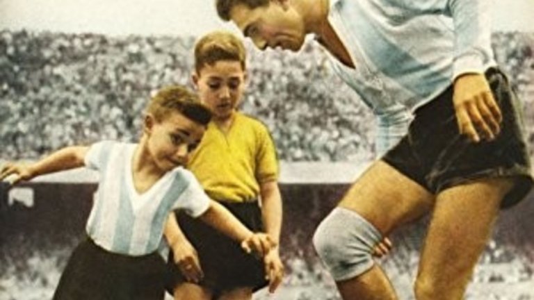 "Той бе обратното на атлет. Обратното на футболист като вид и физика. Но бе гениален", пише за него списание "Ел Графико".