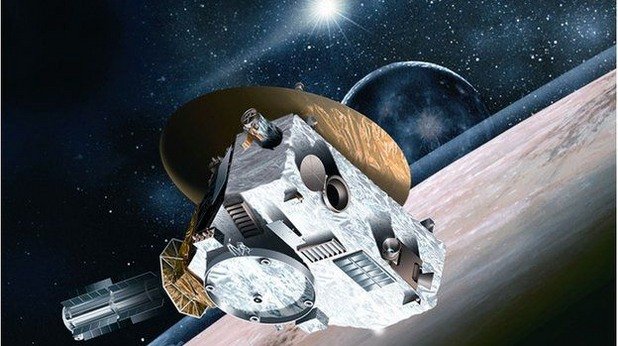 Достигането до Плутон

В средата на юли за първи път сонда на НАСА се приближи в максимална близост до Плутон - историческо постижение, което учените нарекоха „срещата на XXI век". След 8-годишно пътуване апаратът „Нови хоризонти" достигна до Плутон, приближи се на разстояние от 12 500 км от ледената планета и започна да събира ценни проби и снимков материал от нея и петте й спътника. 

Открития за Плутон тепърва ще има. Сред първоначалните такива беше разкритието, че около планетата има синя мъгла и че на места по повърхността има лед, формиран от вода.
