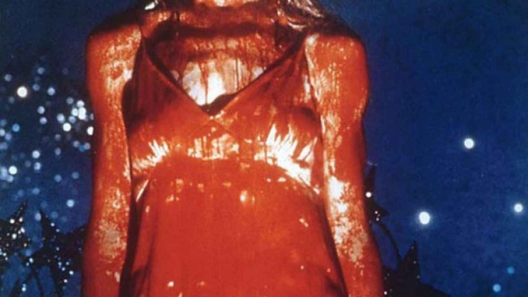 Пръските кръв не могат да са случайни. Те изискват планиране и техника. 
„Използвах изкуствени татуси за „Carrie", с които отбелязвах местата, където има кръв, за да я поставя после на същото място", казва Самуел. За следи от рани от изстрели, Епълби споделя, че някои специалисти по ефектите и гримьори използват презервативи. „Евтино е и представлява резервоар с кръв, който може да се използва. Като се добави експлоазив заедно с презерватива, пълен с боя, и се получават пръски като от кръв, като избухне", казва той. „Понякога използваме и торбички за вакумирне на продукти, защото презервативите може и да не се скъсат, когато ти потрябват. Също като в живота - понякога се късат, друг път - не"