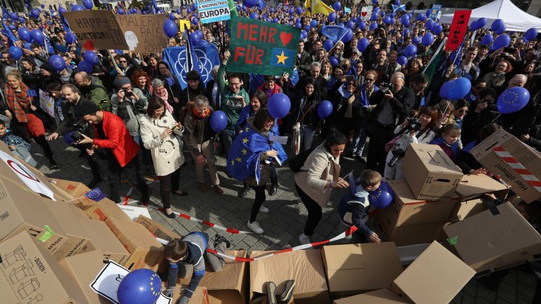 Хиляди европейци излязоха по улиците в подкрепа на ЕС