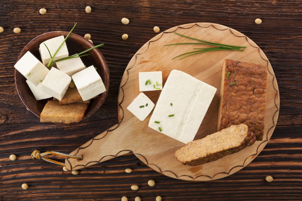 Соя
Ако имате непоносимост към млечни продукти или залагате на веганството, то приемането на соеви продукти като тофу или темпе могат да бъдат доста добър заместител. Особено като вземем предвид, че съдържат 20-30% протеин в себе си. Освен това те могат да помогнат за понижаване на холестерола и да намалят риска от сърдечни заболявания.
Тофуто има по-малко мазнина и калории, но също така и по-бедно на протеин за разлика от темпе, което е далеч по-богато на вкус и хранителни вещества.