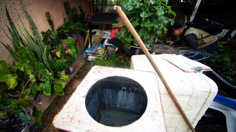 След валежи в подобни боклуци в дворовете остава вода, което е идеално място за размножаването на комари.
