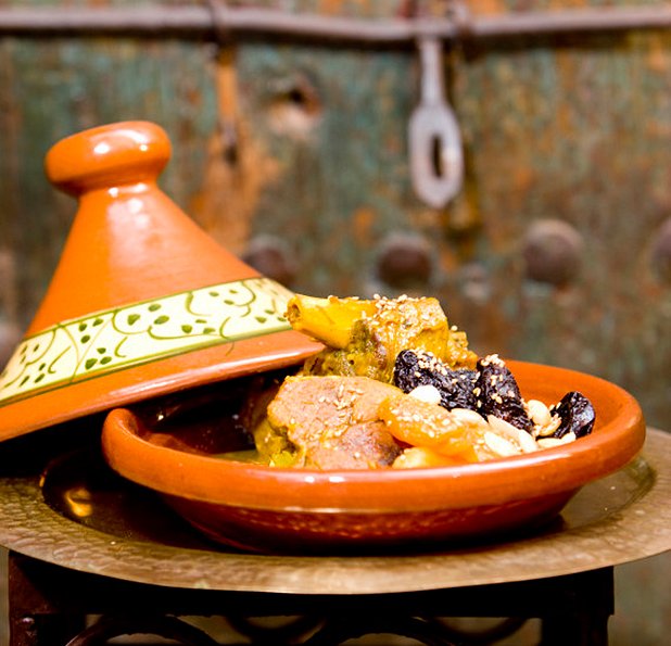 Популярното Tagine в Мароко, включващо месо, обикновено от домашни птици, и зеленчуци, носи името си от съда, в който е приготвено. Горещото гърне на Африка, ако щете.