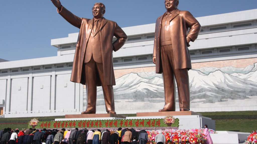 The_statues_of_Kim_Il_Sung_and_Kim_Jong_Il_on_Mansu_Hill_in_Pyongyang_(april_2012)
