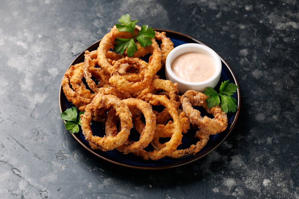 Лучени кръгчета на фурнаЗа да са малко по-малко калорични, тези кръгчета правим на фурна. 6-7 едри глави лук се почистват от коренчето и се разделят на отделни кръгчета. Овалваме ги в смес от чаша галета, половин чаша пармезан, сол, черен и червен пипер и едно яйце. Подреждаме ги на тава, заливаме с малко зехтин и печем на 170 градуса до хрупкава коричка. Подхождат си както с червени меса, така и с пиле.