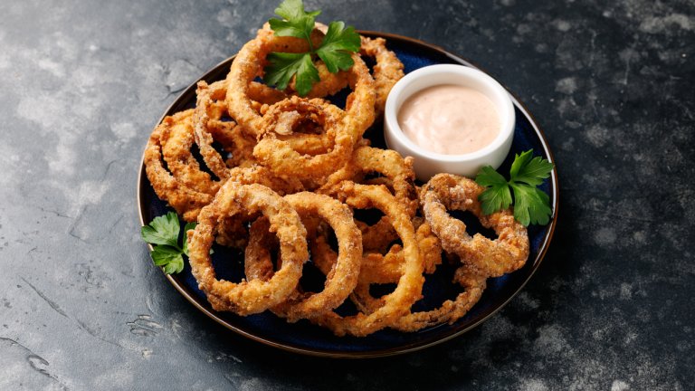 Лучени кръгчета на фурнаЗа да са малко по-малко калорични, тези кръгчета правим на фурна. 6-7 едри глави лук се почистват от коренчето и се разделят на отделни кръгчета. Овалваме ги в смес от чаша галета, половин чаша пармезан, сол, черен и червен пипер и едно яйце. Подреждаме ги на тава, заливаме с малко зехтин и печем на 170 градуса до хрупкава коричка. Подхождат си както с червени меса, така и с пиле.