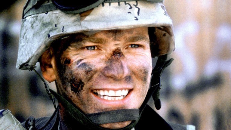 10. "Блек Хоук" (Black Hawk Down, 2001)
Под режисурата на Ридли Скот тази военна драма (част от снимките са правени между впрочем в България) проследява прокълнатата мисия на американските войски в Сомалия през 1993 година. Макгрегър участва в опасната мисия да залови враговете и се вживява в екшън роля, противоположна на тази на анти-героичните типажи, които обикновено играе. Именно заради това си струва да гледате този филм.