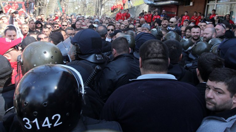 Част от феновете бяха преградили входа на административната сграда и след като не успя да влезе, Газдов бе изведен от стадиона отново под полицейски кордон. Тогава и ситуацията на „Армията“ се поуспокои.

