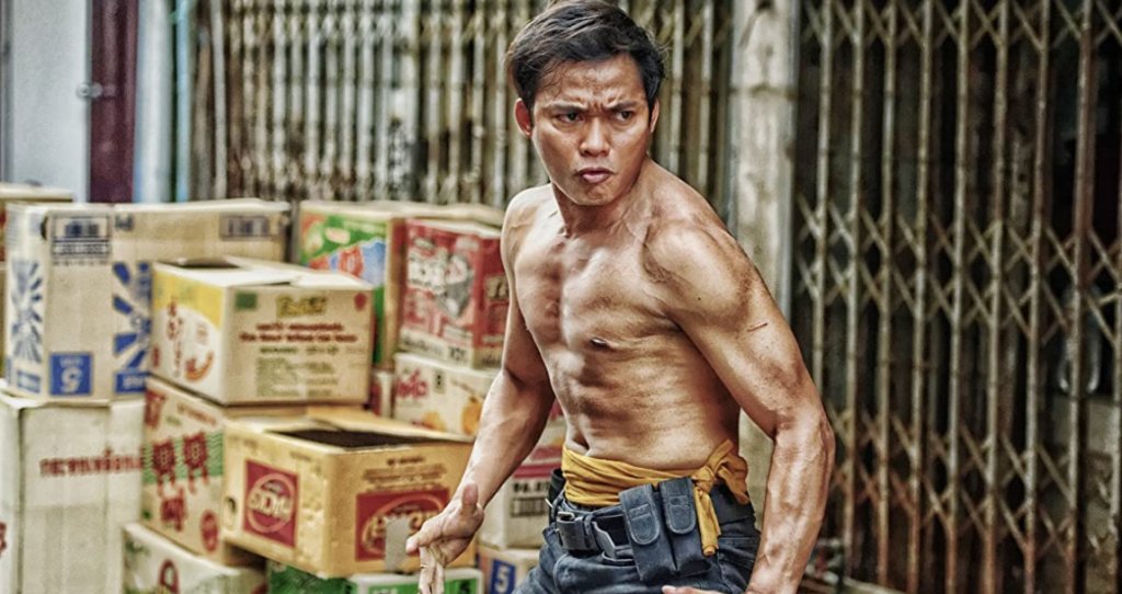 Тони Джаа
Всички днес знаем какво е муай тай до голяма степен благодарение на популярността му в професионалния кикбокс и ММА. Само че „изкуството на осемте крайника“ е доста по-слабо известно, когато Тони Джаа се появява на световната сцена през 2003 г. с “Онг Бак”. Така всъщност умелият боец наистина привлече международното внимание към тайландското бойно изкуство. 
Като хлапе Джаа е привлечен към него, гледайки филмите на Брус Лий, Джаки Чан и Джет Ли, а собствените му участия в крайна сметка привличат вниманието на самия Чан, който иска да го включи в “Час пик 3”. Само че заради разминавания в графиците колаборацията така и не се случва. Тайландецът за кратко се оттегля от киното и става будистки монах, но впоследствие се завръща, за да го видим в “Бързи и яростни 7” и “XXX: Завръщането на Ксандър Кейдж”.