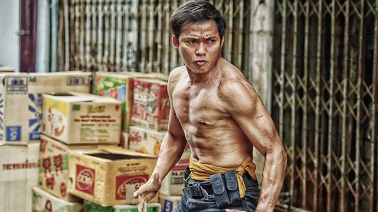 Тони Джаа
Всички днес знаем какво е муай тай до голяма степен благодарение на популярността му в професионалния кикбокс и ММА. Само че „изкуството на осемте крайника“ е доста по-слабо известно, когато Тони Джаа се появява на световната сцена през 2003 г. с “Онг Бак”. Така всъщност умелият боец наистина привлече международното внимание към тайландското бойно изкуство. 
Като хлапе Джаа е привлечен към него, гледайки филмите на Брус Лий, Джаки Чан и Джет Ли, а собствените му участия в крайна сметка привличат вниманието на самия Чан, който иска да го включи в “Час пик 3”. Само че заради разминавания в графиците колаборацията така и не се случва. Тайландецът за кратко се оттегля от киното и става будистки монах, но впоследствие се завръща, за да го видим в “Бързи и яростни 7” и “XXX: Завръщането на Ксандър Кейдж”.