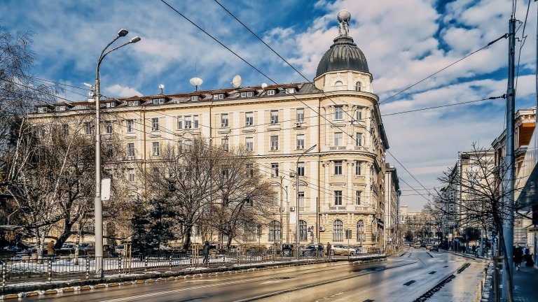 В Банкерската сграда в столицата и на черноморския бряг