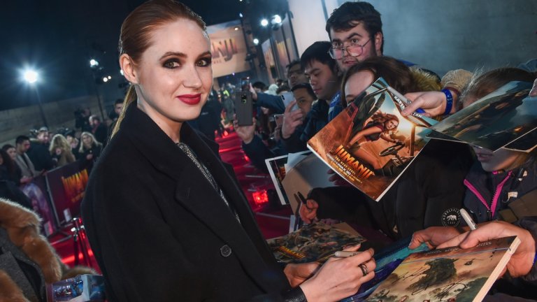 Детската мечта
Гилън още от малка иска да се занимава с кино и телевизия. Баща ѝ разказва как като дете е сочила телевизора и е питала "Как мога да вляза вътре?". Когато е 13-14-годишна, вече може да търси прослушвания в интернет. Успехът обаче не идва бързо - тя дори се занимава за кратко с мода, като през 2007-а, по това време 20-годишна, дебютира по време на Лондонската седмица на модата. През цялото време обаче целта ѝ е киното.