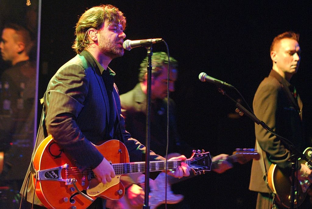 Ръсел Кроу
Гладиаторът Кроу всъщност има душа на музикант. Първото си парче записва още през 80-те - I Want to Be Like Marlon Brando. От 1992 г. е вокалист и свири на китара в 30 Odd Foot of Grunts (TOFOG), с която издават четири албума. След това свири и с The Ordinary Fear of God, с която издават още два албума. И с двете банди правят редица концерти на големи сцени.