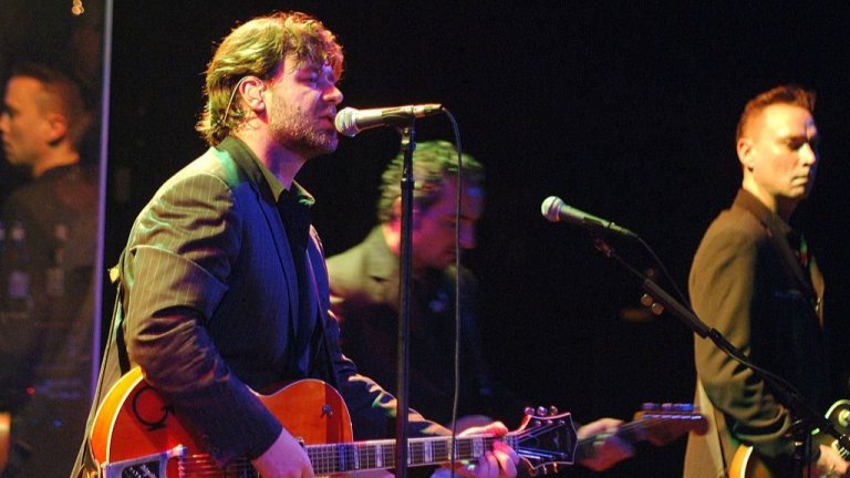 Ръсел Кроу
Гладиаторът Кроу всъщност има душа на музикант. Първото си парче записва още през 80-те - I Want to Be Like Marlon Brando. От 1992 г. е вокалист и свири на китара в 30 Odd Foot of Grunts (TOFOG), с която издават четири албума. След това свири и с The Ordinary Fear of God, с която издават още два албума. И с двете банди правят редица концерти на големи сцени.