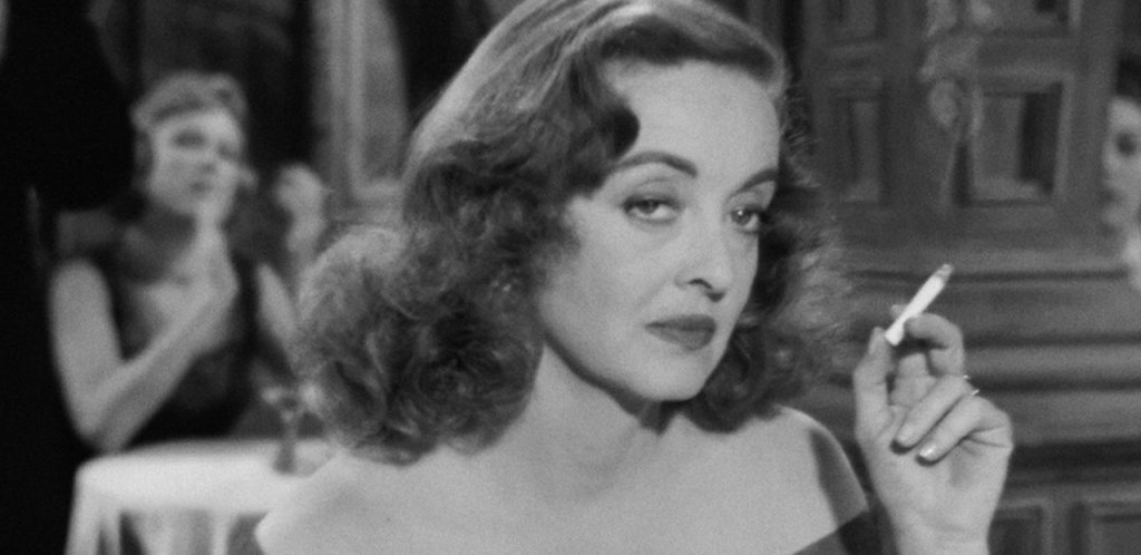 Марго Чанинг в All About Eve (Бети Дейвис)
Бети Дейвис изиграва един от най-ярките персонажи в киното изобщо. Марго Чанинг - актрисата, която ще премине през всичко,  за да не допусне младата Ева да влезе в обувките й. Е, този път кучката се оказва п