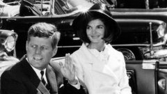 В часовете след убийството на съпруга си Джаки Кенеди, която е седяла до него в президентската лимузина в Далас, отказва да свали опръскания с кръв розов костюм на "Шанел". „Нека всички видят какво сториха на Джак", заявява тя.
