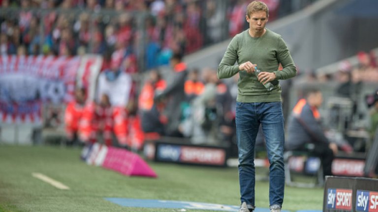 Миналата седмица Юлиан дойде на „Алианц Арена“ и беше младежки облечен. С дънки и блуза. А най-вероятно стюардите на стадиона са поискали билета му преди да го пуснат, защото той прилича на всичко друго, но не и на треньор на топ отбор в Германия.