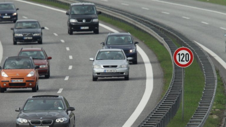 Парламентът прие на първо четене промените в Закона за движение по пътищата. Те предвиждат премахване на знака, който информира, че на пътя има камери.