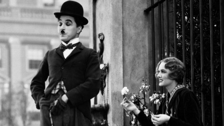 6. Светлините на града (1931 г., 8,5/10 в IMDB)

"Светлините на града" според някои е най-големия шедьовър на лицето на нямото кино Чарли Чаплин. Трагикомедията е написана, продуцирана и режисирана от Чаплин, който е и в главната роля. Той играе скитник, влюбващ се в сляпо момиче, продаващо цветя на улицата, а тяхната история включва различни социални и житейски проблеми, които резонират с публиката и до днес.