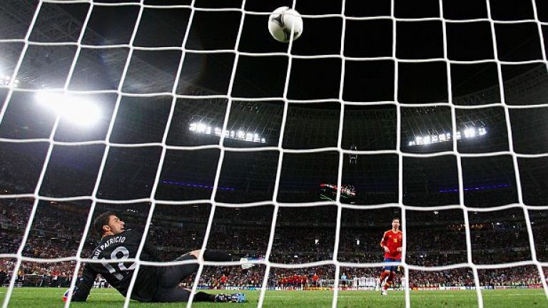 Най-запомнящият се момент от страна на Серхио Рамос на Евро 2012 бе дузпата в стил "Паненка" на полуфинала срещу Португалия