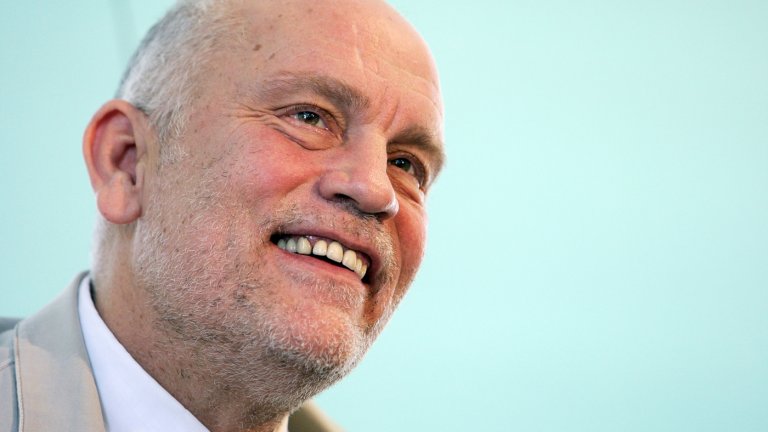 Обича да разсмива хората, но в живота може да е избухлив
Малкович казва, че понякога е малко срамежлив, но обича да разсмива зрителите. Определя се като "клоуна на класа". "Предпочитам да се забавлявам", казва за ролите си в комедии.
Но има легенди и за мрачната му страна, някои от които сам е опровергавал. Но потвърждава например историята за това как е разбил стъклото на автобус в гнева си. "Вярно е. Не ме пускаха да се кача в автобуса", казва и посочва, че ръката го е боляла след това.