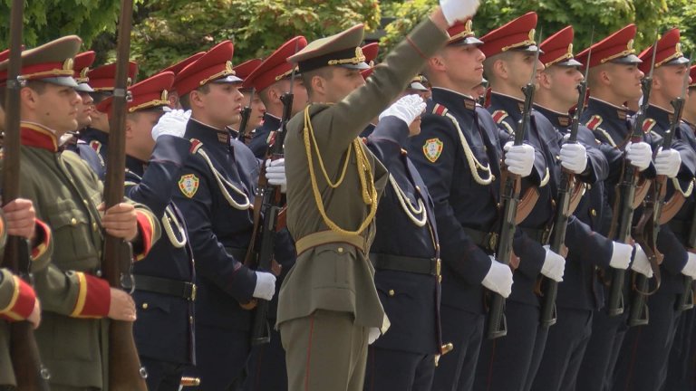 Български военни по време на честванията на Гергьовден тази година
