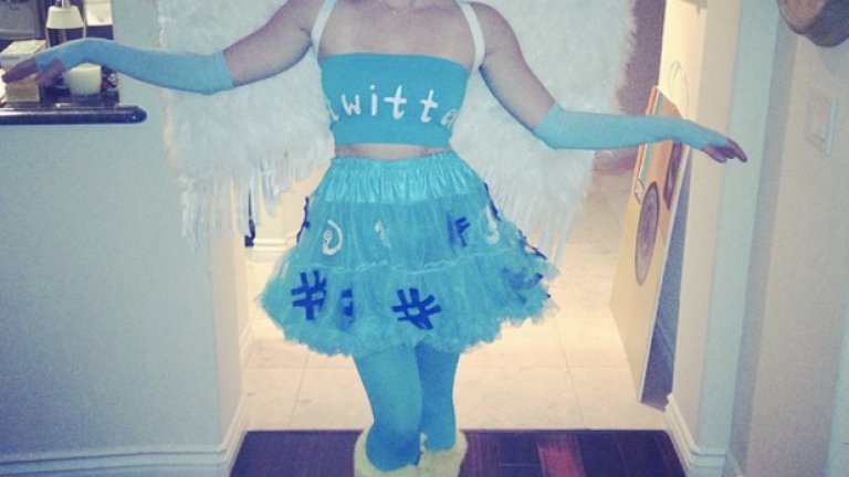 Люси Хейл, актрисата от Малки сладки лъжкини се появи в рокля вдъхновена от социалната мрежа Twitter