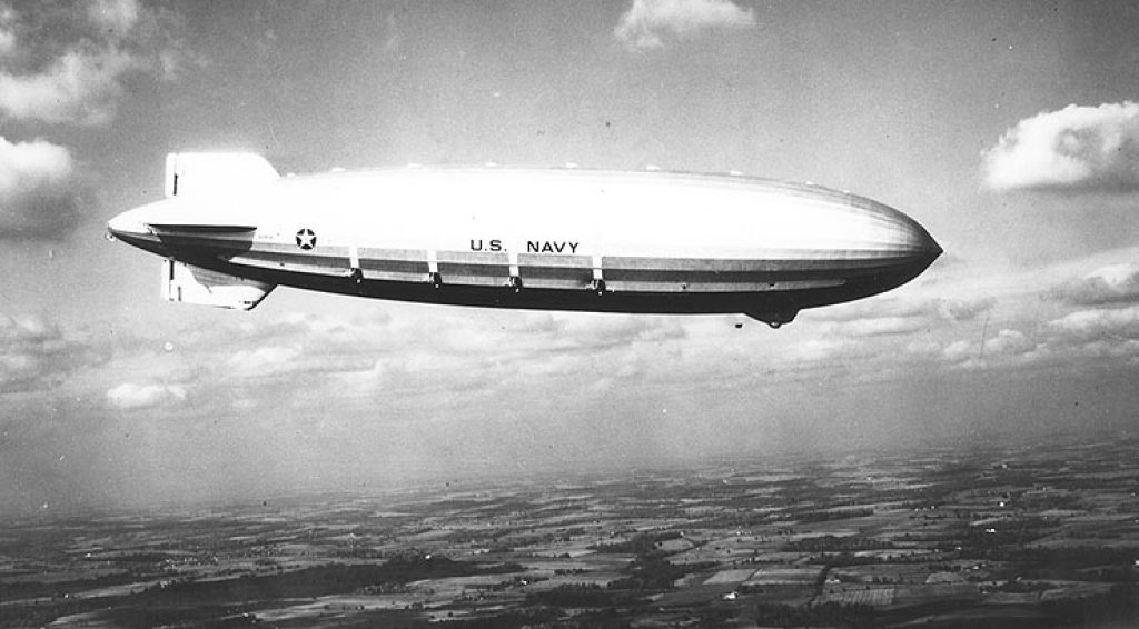 USS_Akron_in_flight,_nov_1931