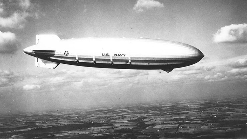 USS_Akron_in_flight,_nov_1931
