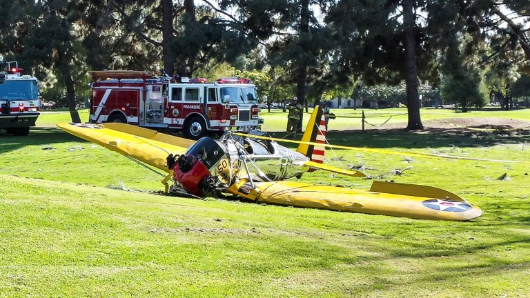 Самият Форд има нужда от спасители, когато самолетът му пада на голф игрище.
