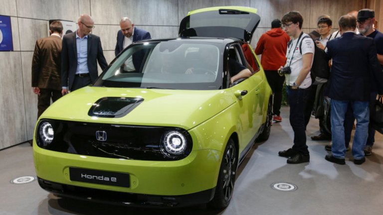 Honda E 
Тази Honda изглежда като играчка или като извадена от японска анимация, но в действителност е напълно функциониращ електромобил със 100 kWh батерия, пробег от около 200 км с едно зареждане и цена от около 33 хил. долара. 
Към симпатичния дизайн се прибавя впечатляващ интериор, чиято инфотейнмънт система заема огромна част от предното табло.
Може да ви се струва странно, но електромобилът няма странични огледала – те са изцяло заменени с камери. Honda E ще е предназначена за азиатския и европейския пазар и вече влиза в серийно производство. Това е първият електрически автомобил на марката, който успява да започне серийното си производство – до момента от бранда представяха само концептуални предложения.