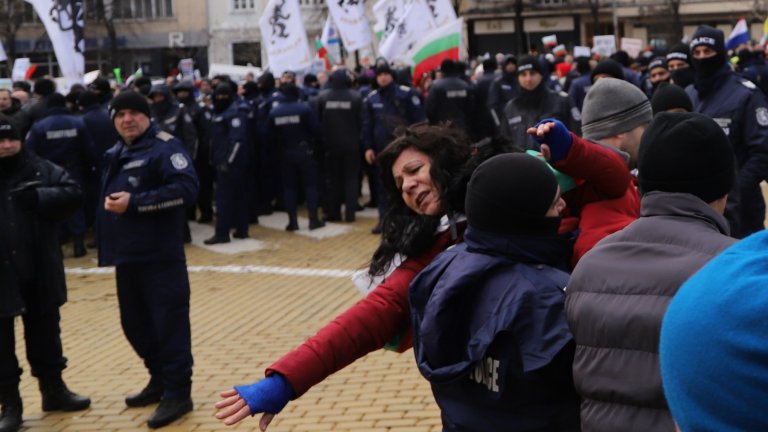 Протестиращи опитаха да влязат в парламента