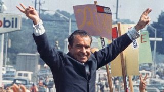 Пияният Ричард Никсън нарежда атомна бомбардировка на Северна Корея