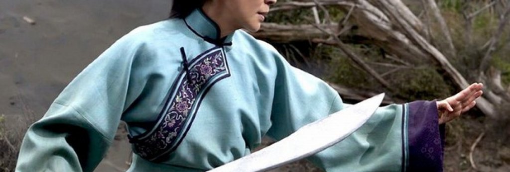 Тигър и дракон: Меч на съдбата
Със сигурност на този етап изглежда сред най-закъснелите и излишни продължения в историята на киното – каквито и успехи да постигна първата част след излизането си през 2000 г. „Меч на съдбата” е продуциран от онлайн платформата Netflix и е достъпен за гледане от края на февруари. Кинокритиците не се изказаха никак ласкаво за него и бързо го определиха като невдъхновен екшън с бойни изкуства, който не успява да улови нищо от духа на оригинала.