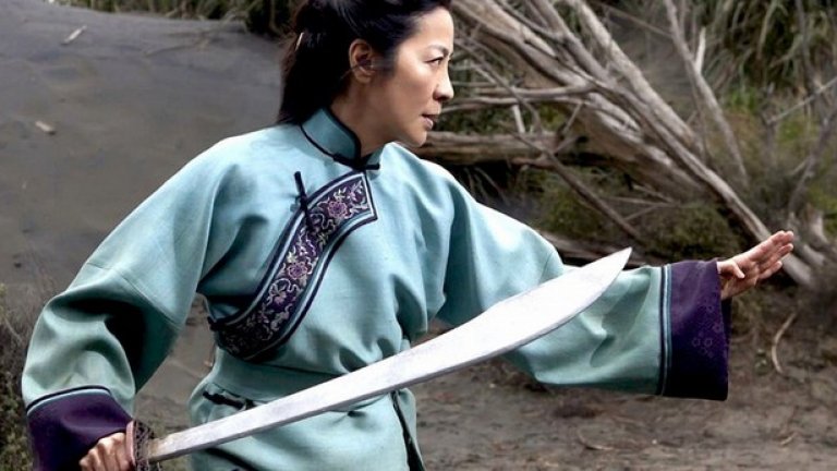 Тигър и дракон: Меч на съдбата
Със сигурност на този етап изглежда сред най-закъснелите и излишни продължения в историята на киното – каквито и успехи да постигна първата част след излизането си през 2000 г. „Меч на съдбата” е продуциран от онлайн платформата Netflix и е достъпен за гледане от края на февруари. Кинокритиците не се изказаха никак ласкаво за него и бързо го определиха като невдъхновен екшън с бойни изкуства, който не успява да улови нищо от духа на оригинала.