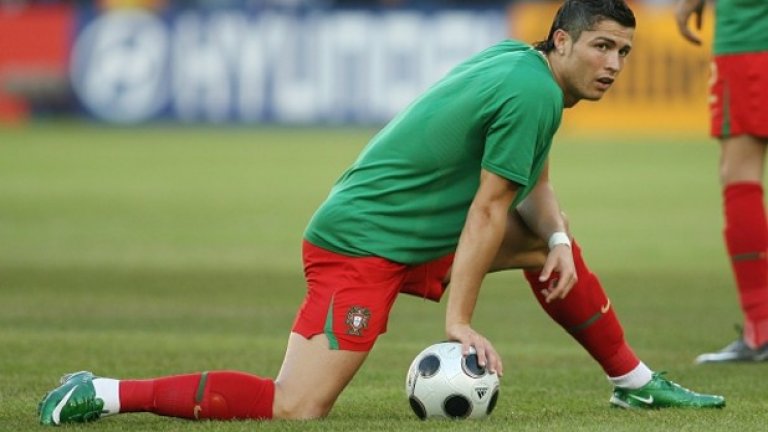 10. Швейцарската пресметливост
Известна като „Страната на банките”, Швейцария е родина на изключително пресметливи хора. А във футбола те умеят да си направят сметката още по-добре. Освен че участват без прекъсване на всички световни и европейски първенства от 2002 г. насам, швейцарците се прочуват и като отлични организатори на Евро 2008. Там шокират всички с финансовата си изобретателност, дори когато става въпрос за неособено високата сума от 200 000 евро.
Въпросните пари са нужни за подмяна на изкуствения терен на стадион „Ла Маладиер” в Нюшател с естествено покритие. Такова е условието на националния отбор на Португалия да разположи лагера си именно в този град и да тренира там. Само че данъкоплатците от града не са съгласни начинанието да се финансира с техните пари. В крайна сметка общината ги отпуска с гаранция, че накрая всичко ще излезе на печалба. 
Как става това? Сключено е споразумение с португалската футболна федерация, според което общината в Нюшател има право да продава билети за всяка открита тренировка на тима на Сколари. На първото занимание повече от 12 000 зрители пристигат на „Ла Маладиер”, за да зърнат на живо голямата звезда Кристиано Роналдо. Плащат си между 12 и 16 франка за билети. С три „платени” тренировки предприемчивите швейцарци от Нюшател не само избиват вложеното, но и излизат на добър плюс.