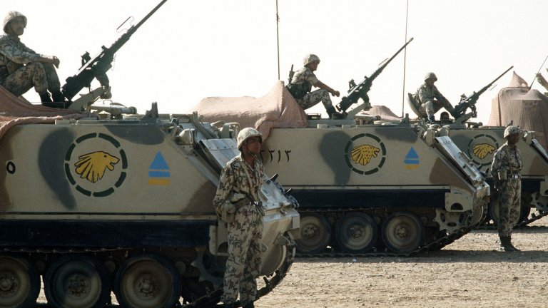 10. Египет

На служба в армията на Египет са зачислени 1 329 250 души, от които 454 250 са на активна служба. Тя разполага с общо 1132 самолета и вертолета, като 337 са изтребители, 427 щурмоваци, 260 транспортни самолета, 384 тренировъчни самолета, 257 хеликоптера, от които 46 са бойни. Към сухопътните сили на страната се включват 4110 танка, 13 949 бронирани бойни машини, 889 самоходни артилерийски установки, 2360 оръдия и 1481 ракетни установки. Военноморските сили на Египет наброяват общо 319 кораба, като в тях се включват 2 самолетоносачи, 9 фрегати, 2 корвети, 5 подводници, 227 патрулни кораба и 23 миночистачи. Бюджетът за отбрана на Египет възлиза на 4 400 000 000 долара.