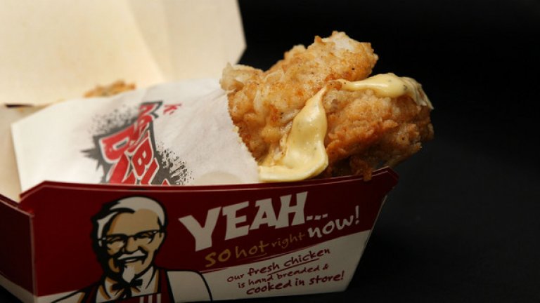 KFC отново започнаха да предлагат сандвич, направен изцяло от пържено пиле, бекон и сирене. 