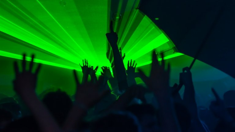 2500 души се събраха на незаконен купон за Нова година във Франция