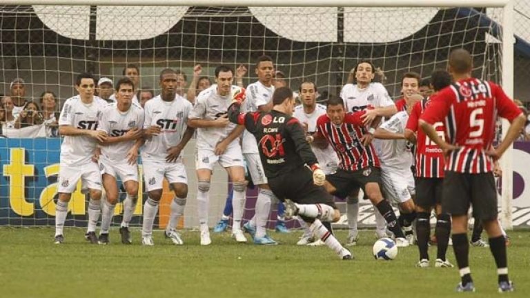 Рожерио Сени бележи своя гол №100 от поредния смъртоносен пряк свободен удар. Вратарят е икона в бразилския футбол.