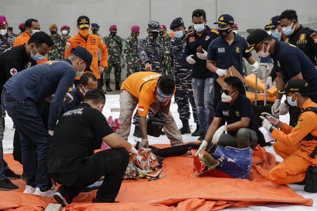 Откриха останките на изчезналия индонезийски самолет