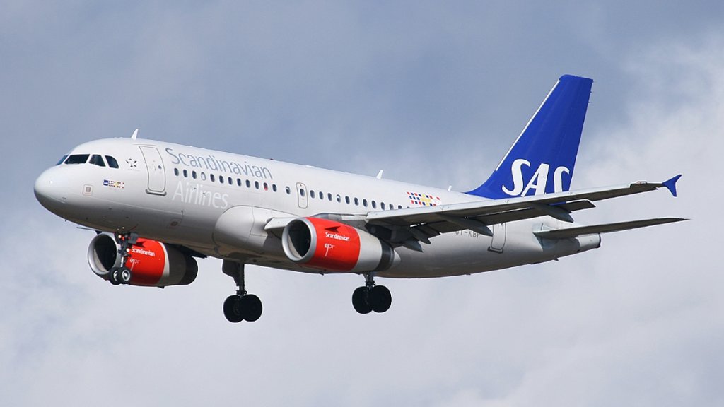 Airbus_A319-132,_Scandinavian_Airlines_(SAS)_JP6547828