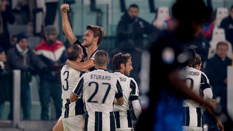 6. Ювентус се върна на победни път с 24-та си поредна победа у дома
Ювентус не остави шансове на представящия се добре отбор на Аталанта и спечели с 3:1 в Торино. Това беше 24-та поредна победа у дома за "старата госпожа".